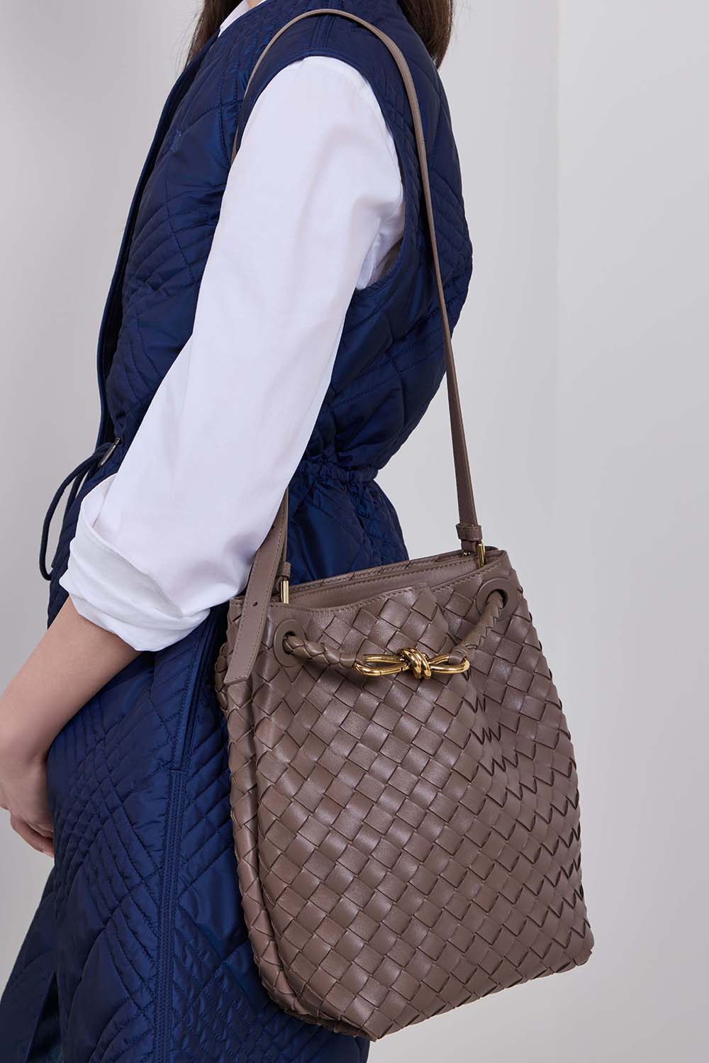 תמונת כל הלוק של תיק באקט אנדיאמו סמול